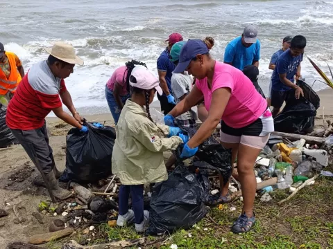 Limpian la playa y la comunidad de Miguel de la Borda
