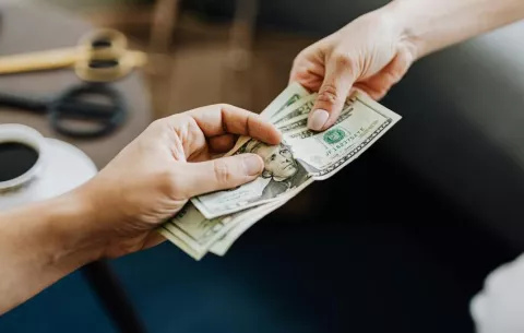 Préstamos por menos de $1,000 registran  aumento tanto en bancos como en financieras 
