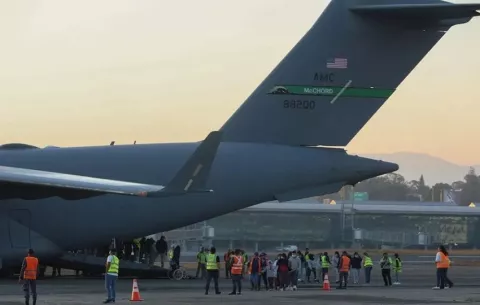 EE.UU. reanudará los vuelos de deportación a Venezuela el próximo mes, asegura el ‘zar de la frontera’