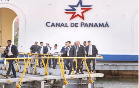 ¿Cuántos barcos de guerra estadounidenses cruzan el Canal de Panamá?