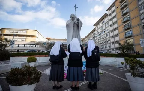 El papa continúa con el tratamiento y la fisioterapia respiratoria, tras dejar atrás la fase crítica