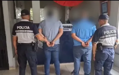 Caen dos taxistas con nueve migrantes iraníes en Chiriquí