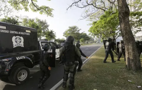 Enfrentamientos con el Suntracs dejan nueve uniformados heridos, dos de gravedad
