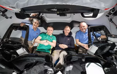 Regresan los dos astronautas atrapados por nueve meses en la EEI