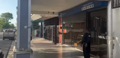 Intentan ingresar a la sucursal de la Caja de Ahorros en Colón