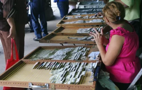 Billeteros advierten que urge atender la venta de lotería clandestina