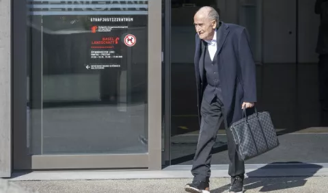 Fiscalía de Suiza mantiene que Blatter y Platini estafaron a la FIFA