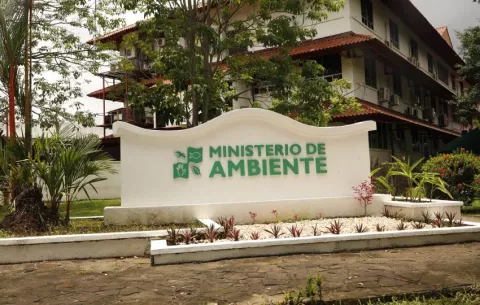 MiAmbiente elimina compra de vehículos de 'alta gama' y todos los gastos de viajes al exterior