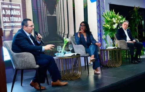 Canal de Panamá presenta en Chiriquí el libro: 30 años del Título Constitucional de la vía acuática