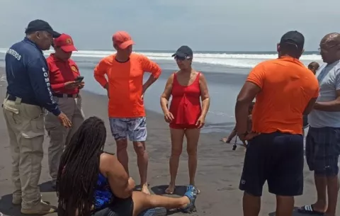 Sinaproc rescata a dos extranjeros en playa La Barqueta, Chiriquí