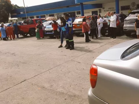 Desalojan edificios en las provincias tras sismo de 6.3