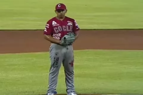 Coclé dio paliza a Chiriquí y  toma ventaja en la serie final del béisbol juvenil