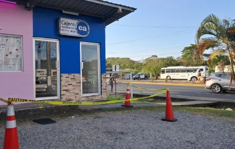 Vandalizan cajeros automáticos de la Caja de Ahorros en Colón