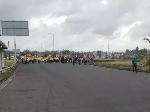 Sindicatos y gremios realizan marcha en Colón
