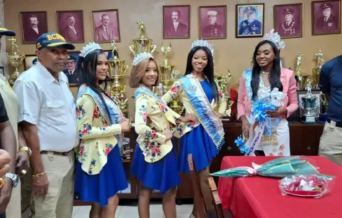 Colonenses se suman a la farsa y diversión con su reina y las princesas