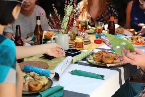 Comer en compañía y nuevos alimentos, como las medusas, claves de la gastronomía futura
