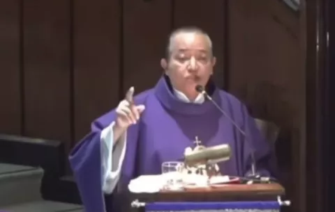 'Allá afuera tengo enemigos, pero también a Dios', la frase del padre Cosca en su regreso público
