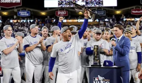 Dave Roberts seguirá al frente de  los Dodgers