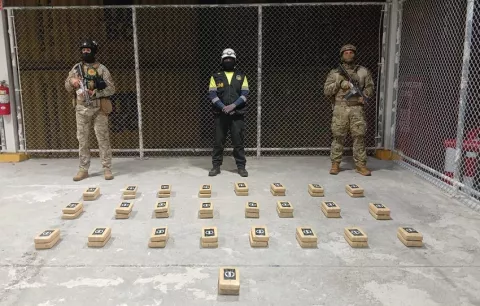 Incautan unos 50 paquetes de drogas en un contenedor en Colón