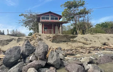 Oleajes afectan a  más de 70 familias en playa El Uverito, Los Santos