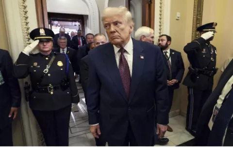 Trump pausa durante un mes los aranceles a México y Canadá