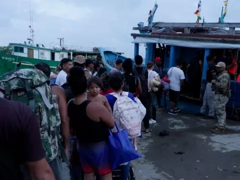 Migrantes abarrotan comunidad de Costa Arriba de Colón