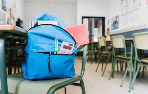 ¿Cuánto debe pesar una mochila escolar?