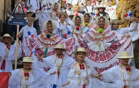 Dejan en alto a Panamá: Academia Folklórica José Armando Corella arrasa en Italia