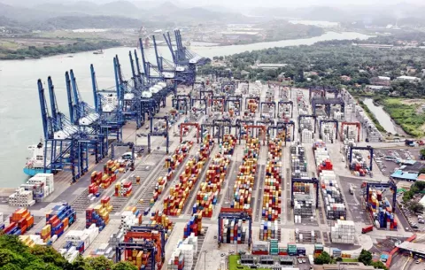 CK Hutchison llega a acuerdo para vender sus puertos en área del Canal a BlackRock, de EE.UU.