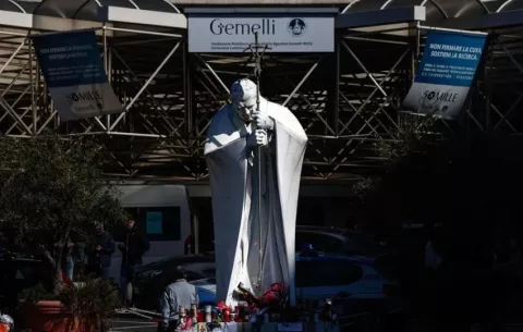 El papa continúa con la fisioterapia motora y el tratamiento sin ventilación mecánica