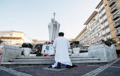 El papa envía su primer mensaje desde el hospital: 'Agradezco de corazón las oraciones'
