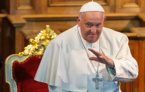 El papa continúa la fisoterapia respiratoria y se le ha retirado la ventilación mecánica