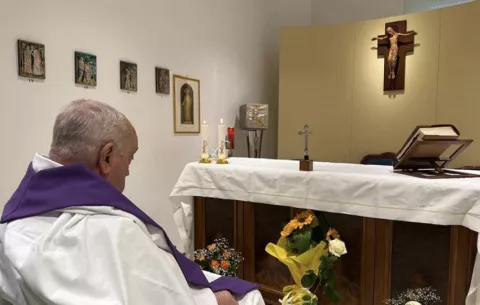 El Vaticano difunde la primera foto del papa desde su hospitalización