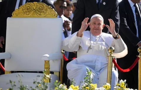 El papa deja el hospital tras casi 40 días y dos crisis que pusieron su vida en peligro