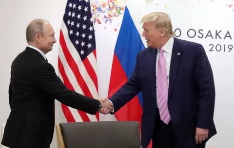 Putin acuerda con Trump un alto el fuego parcial y pide cortar la asistencia a Kiev