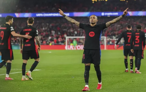 Raphinha dio triunfo al Barcelona ante Benfica en la Champions