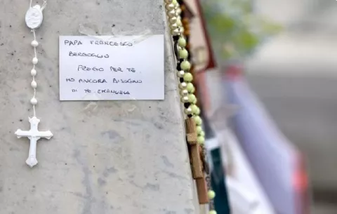 El papa prosigue la fisioterapia respiratoria y motora en su día 27 de hospitalización