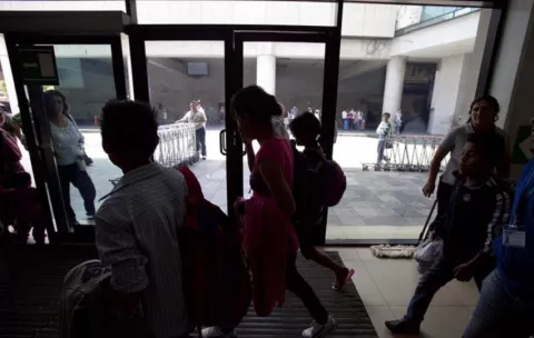 EE.UU. manda a El Salvador a los primeros deportados bajo la Ley de Enemigos Extranjeros