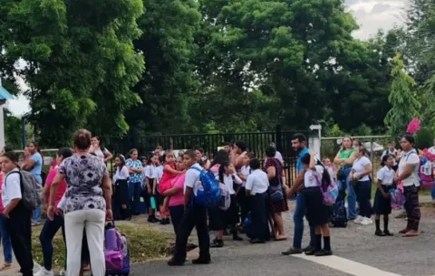 Padres de familia exigen soluciones a problemas de guano en escuela de Tonosí