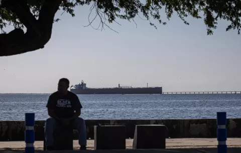 Trump impone aranceles del 25 % a los países que compren petróleo de Venezuela