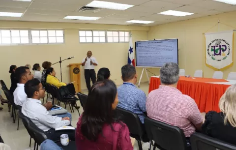¿Cómo el clima tropical y marino de Panamá impactan a las edificaciones públicas?