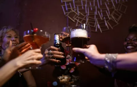 Extienden horario de venta de bebidas alcohólicas por celebración del Día del Trabajador