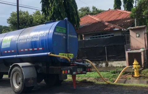 En Los Santos moradores exigen solución al problema del agua potable