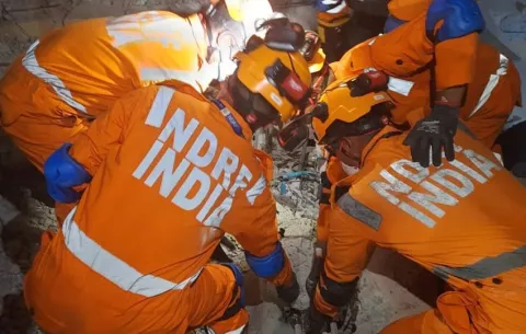Rescatan con vida a un segundo hombre en Birmania cinco días después del terremoto