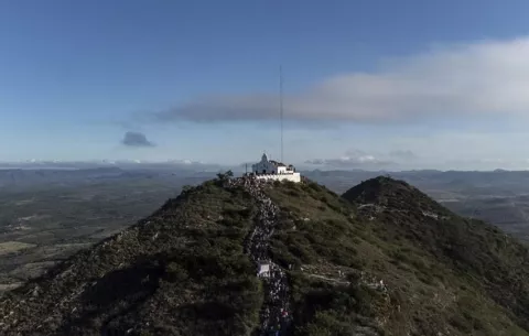 Miles de peregrinos suben al Monte Santo de Bahía para conmemorar el calvario de Cristo