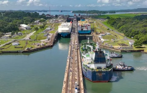 Trump afirma que los barcos de EE.UU. deberían pasar gratis por los canales de Panamá y Suez