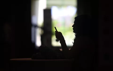 Una hora de pantallas después de acostarse dispara el riesgo de insomnio un 59%
