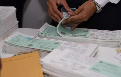 Denuncian retención de cheques a funcionarios de la Asamblea que cobran más de $3,000
