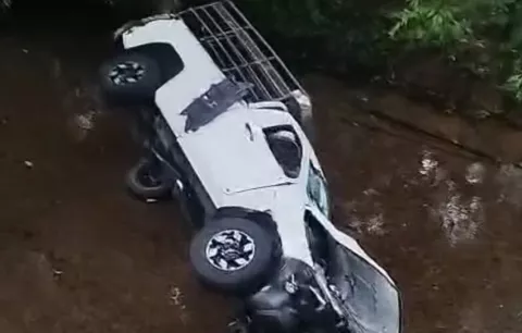 Dos lesionados por la caída de un vehículo al río en Costa Arriba de Colón