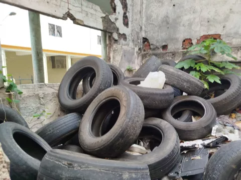 Edificio abandonado en Colón se ha convertido en depósito de llantas